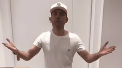 Iván Zuleta muestra los acordeones que donará.